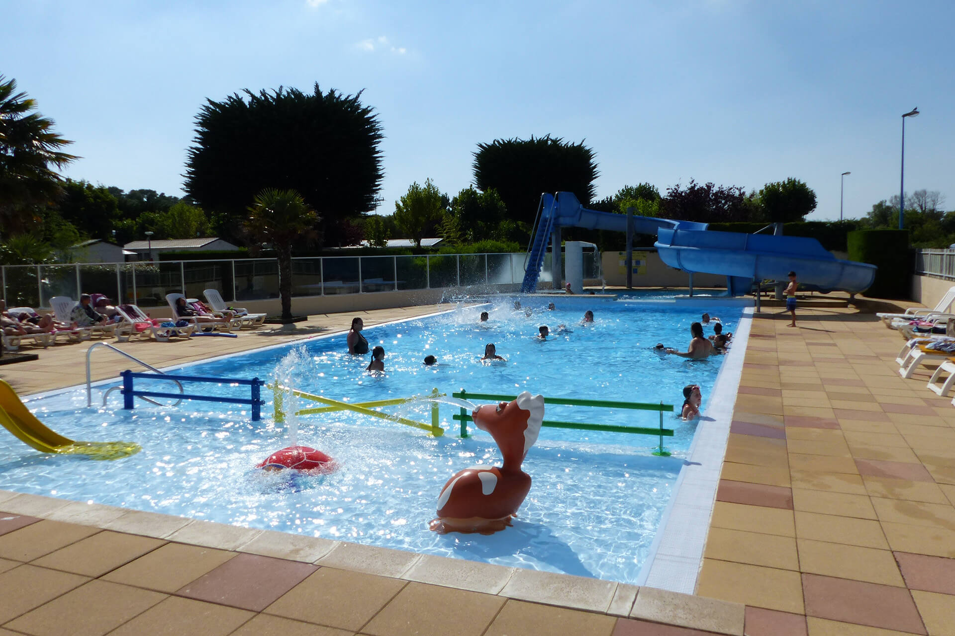 Espace aquatique : piscine chauffée, pataugeoire et toboggan au camping 4 étoiles en Vendée La Buzelière à Saint-Jean-de-Monts