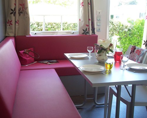 Coin repas du mobil-home Ophéa 2/4 personnes en location au camping la Buzelière, camping 4 étoiles en Vendée