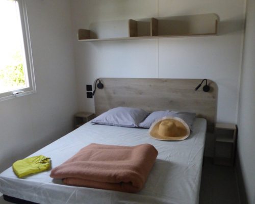 Chambre avec lit 2 places du mobil-home 4-6 personnes en location au camping 4 étoiles en Vendée La Buzelière