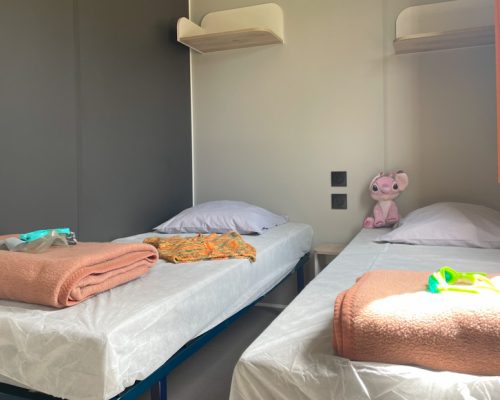 Chambre avec 2 lits 1 place du mobil-home 4-6 personnes en location au camping 4 étoiles en Vendée La Buzelière