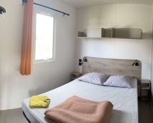 Chambre avec lit 2 places du mobil-home 4-6 personnes en location au camping 4 étoiles en Vendée La Buzelière en région Pays-de-la-Loire