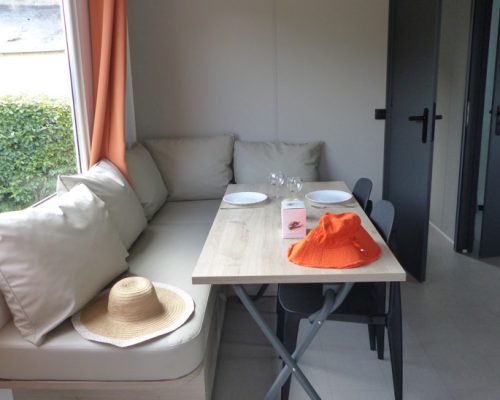 Coin repas du mobil-home 4-6 personnes en location au camping 4 étoiles en Vendée La Buzelière