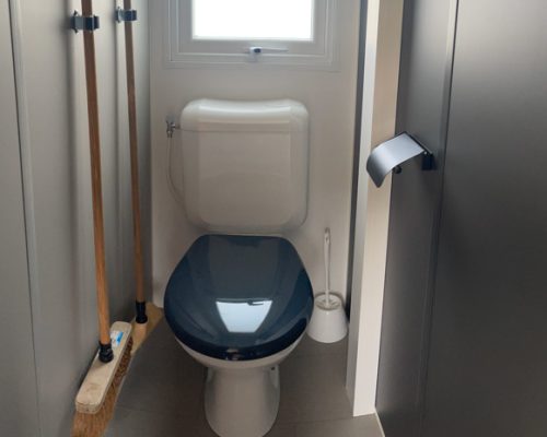 Toilettes du mobil-home 4-6 personnes en location au camping 4 étoiles en Vendée La Buzelière