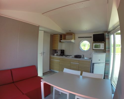 Coin repas et cuisine du mobil-home 4-6 personnes en location au camping 4 étoiles en Vendée La Buzelière