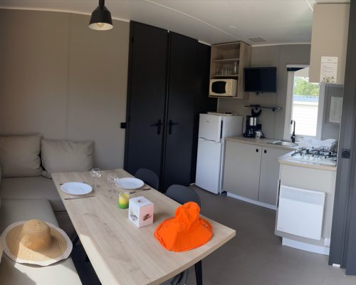 Cuisine et coin repas du mobil-home 4-6 personnes en location au camping 4 étoiles en Vendée La Buzelière