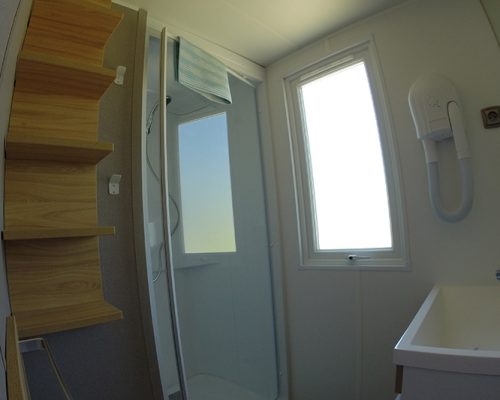 Salle de bain du mobil-home 4-6 personnes en location au camping 4 étoiles en Vendée La Buzelière
