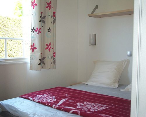 Chambre avec lit 2 places du mobil-home Ophéa 2/4 personnes en location au camping la Buzelière, camping 4 étoiles en Vendée