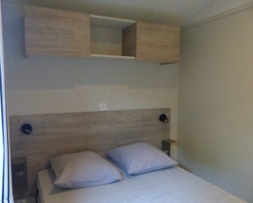 Chambre avec lit 2 places du mobil-home 6 personnes en location au camping 4 étoiles la Buzelière en Vendée à Saint-Jean-de-Monts
