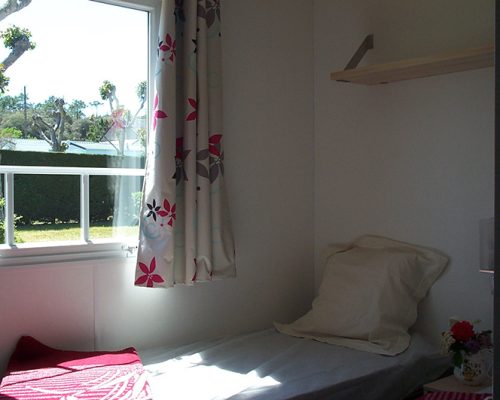 Chambre avec lit une place du mobil-home Ophéa 2/4 personnes en location au camping la Buzelière, camping 4 étoiles en Vendée