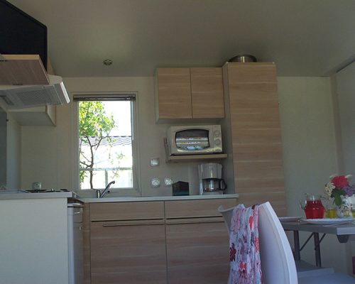 Coin cuisine du mobil-home Ophéa 2/4 personnes en location au camping la Buzelière, camping 4 étoiles en Vendée