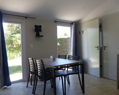 Coin repas du mobil-home 6 personnes en location au camping 4 étoiles la Buzelière en Vendée à Saint-Jean-de-Monts