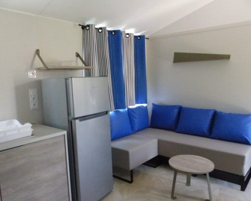 Coin salon du mobil-home 6 personnes en location au camping 4 étoiles la Buzelière en Vendée à Saint-Jean-de-Monts