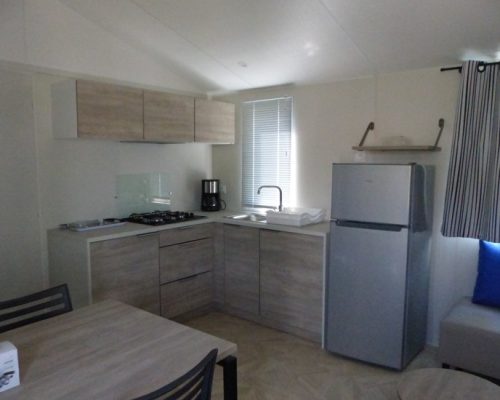 Cuisine du mobil-home 6 personnes en location au camping 4 étoiles la Buzelière en Vendée à Saint-Jean-de-Monts