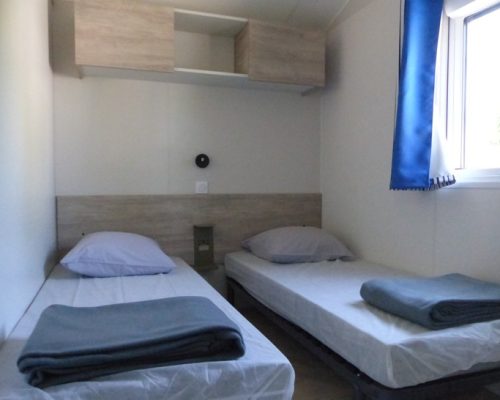 Chambre avec 2 lits une place du mobil-home 6 personnes en location au camping 4 étoiles la Buzelière en Vendée à Saint-Jean-de-Monts