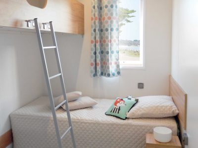 Chambre avec lit 2 places du mobil-home Ophéa 4-6 personnes PMR en location, au camping La Buzelière, à Saint-Jean-de-Monts en région Pays-de-la-Loire