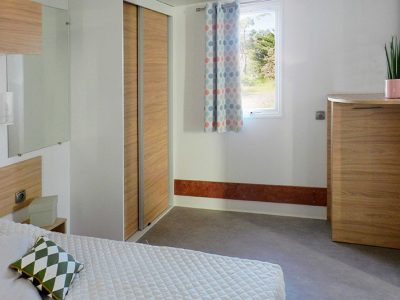 Chambre avec lit 2 places du mobil-home Ophéa 4-6 personnes PMR en location, au camping La Buzelière, à Saint-Jean-de-Monts en Vendée
