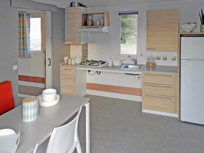 Cuisine du mobil-home Ophéa 4-6 personnes PMR en Vendée, au camping La Buzelière, à Saint-Jean-de-Monts en Vendée