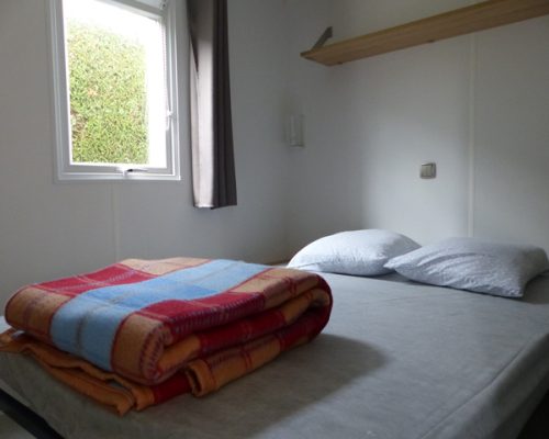 camping la Buzelière : chambre avec lit 2 places