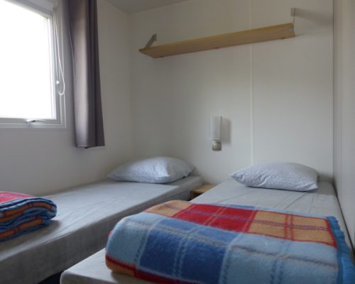 Location mobil-home Ophéa 6 personnes en Vendée au camping la Buzelière : chambre avec 2 lits 1 place