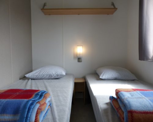 Chambre avec 2 lits deux places du mobil-home Ophéa 6 personnes, en location au camping la Buzelière, camping 4 étoiles en Vendée