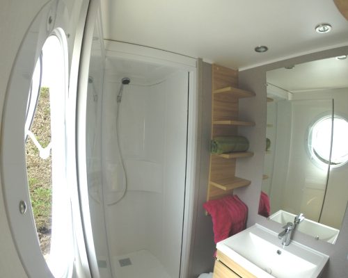 Salle d'eau du mobil-home Ophéa 6 personnes, en location au camping la Buzelière, camping 4 étoiles en Vendée