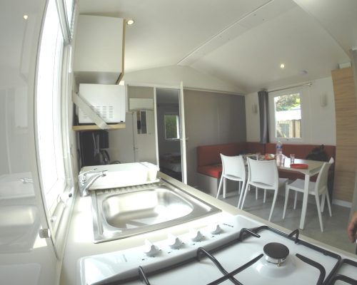 Cuisine du mobil-home Ophéa 6 personnes, en location au camping la Buzelière, camping 4 étoiles en Vendée