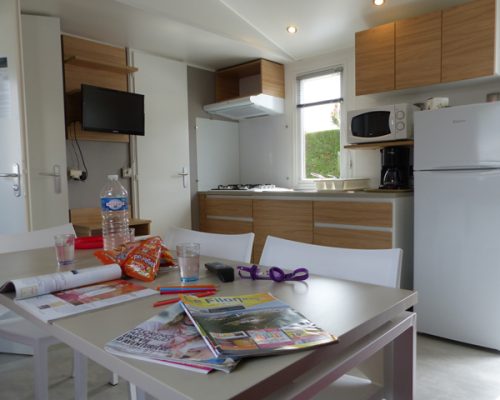 Vue intérieure du mobil-home Ophéa 6 personnes, en location au camping la Buzelière, camping 4 étoiles en Vendée
