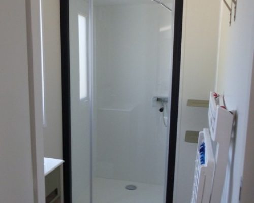 Salle d'eau avec douche du mobil-home 6 personnes en location au camping 4 étoiles la Buzelière en Vendée à Saint-Jean-de-Monts