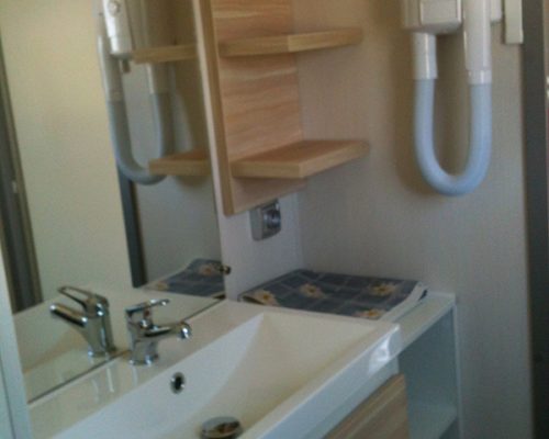 Salle-de-bain du mobil-home Ophéa 2/4 personnes en location au camping la Buzelière, camping 4 étoiles en Vendée