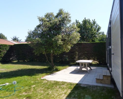 Terrasse du mobil-home 6 personnes en location au camping 4 étoiles la Buzelière en Vendée à Saint-Jean-de-Monts